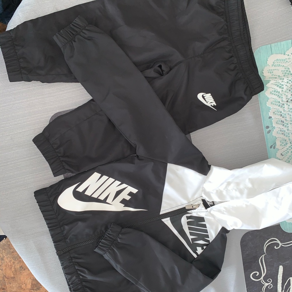 Nike windrunner jacket and jogger set (2pc)